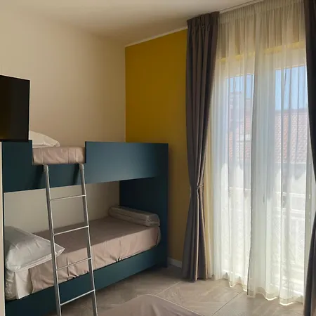 House On Sunday Sole Crotone